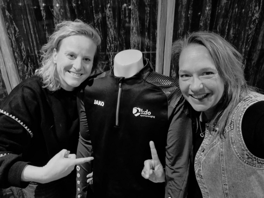 Wie ziet zijn bedrijfslogo schitteren op ons nieuwe trainingspak? Wie ziet zijn bedrijfslogo schitteren op ons nieuwe trainingspak?