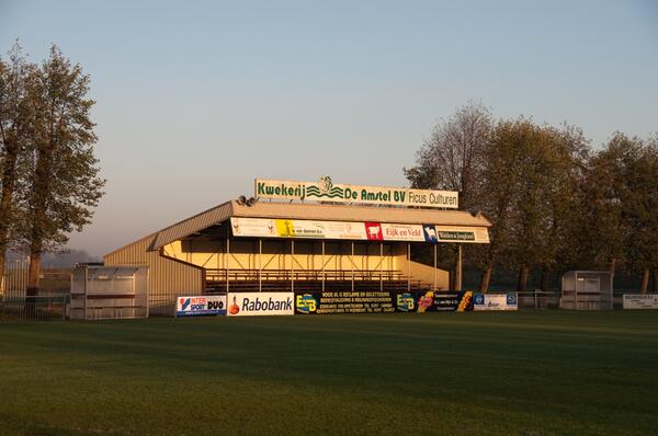 Tribune 1e veld